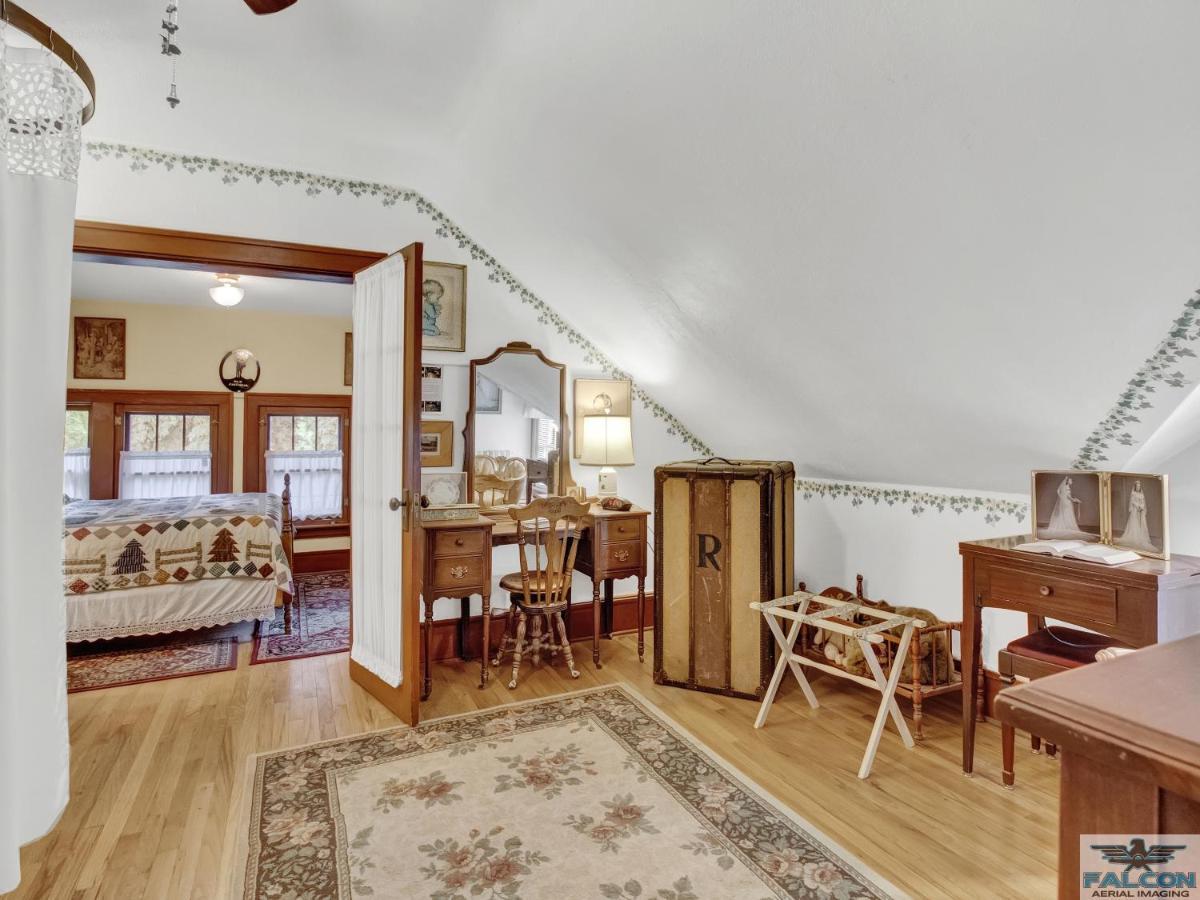 Robins Nest Bed & Breakfast コーディ エクステリア 写真